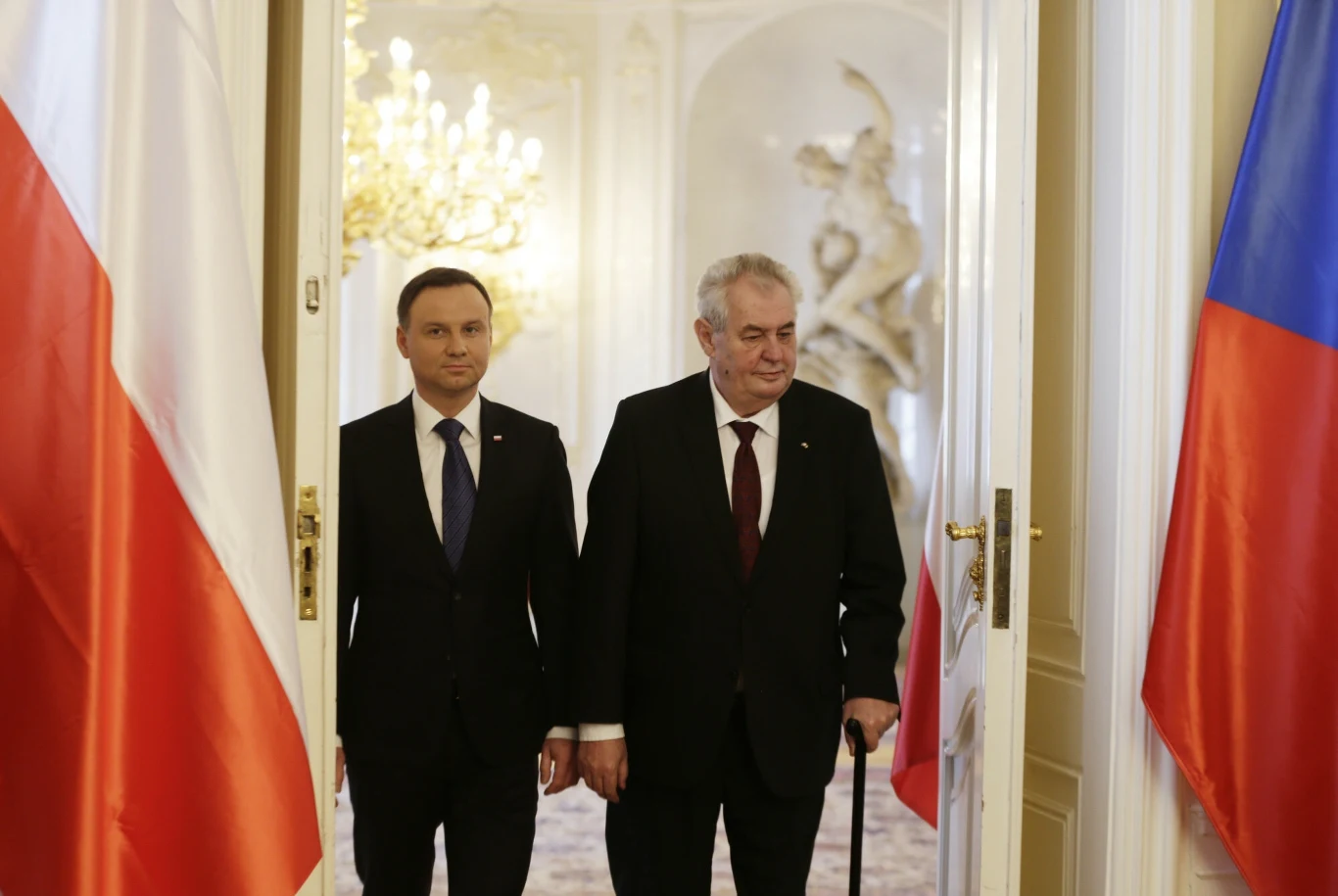 Milos Zeman wręczył Andrzejowi Dudzie 10 butelek śliwowicy, alkohol określany jest mianem "podejrzanego" Milos Zeman wręczył Andrzejowi Dudzie 10 butelek śliwowicy, alkohol określany jest mianem "podejrzanego"