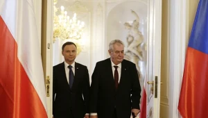 Milos Zeman wręczył Andrzejowi Dudzie 10 butelek śliwowicy, alkohol określany jest mianem "podejrzanego"