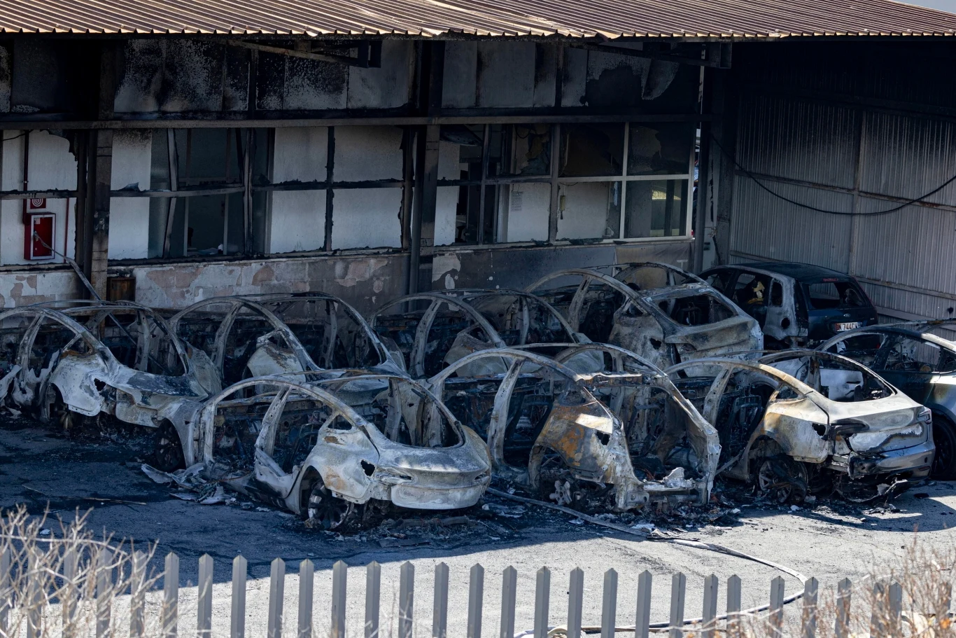  W ataku na salon na przedmieściach Rzymu spalono 17 samochodów