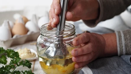 Majonez domowy nie jest trudny do zrobienia, a ma zdrowszy skład