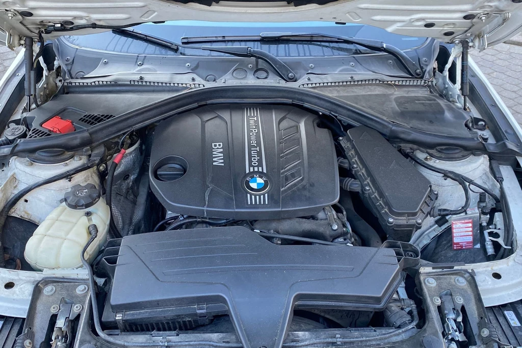 Pod maską używanego BMW 320d (F31) pracuje silnik 2.0 N47 TwinPower Turbo. Ten egzemplarz przeszedł chiptuning do 230 KM, a także wymianę łańcucha rozrządu po 155 tys. km przebiegu. Pod maską używanego BMW 320d (F31) pracuje silnik 2.0 N47 TwinPower Turbo. Ten egzemplarz przeszedł chiptuning do 230 KM, a także wymianę łańcucha rozrządu po 155 tys. km przebiegu.