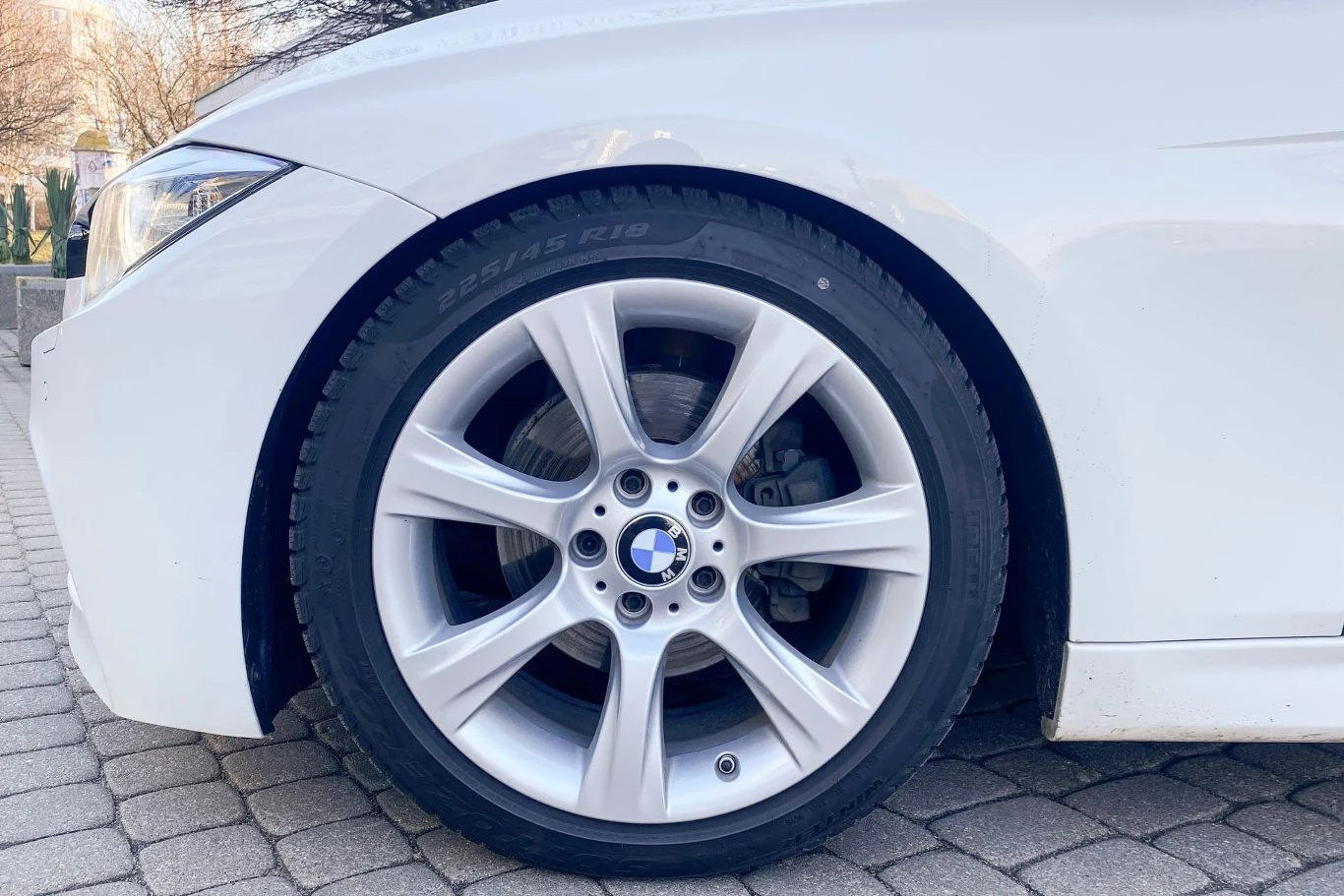 Felgi 18-calowe i opony 225/45 R18 nadają używanemu BMW 320d (F31) sportowego charakteru. Właściciel zrezygnował z run-flatów na rzecz klasycznego ogumienia – to kompromis między komfortem a kosztami. Felgi 18-calowe i opony 225/45 R18 nadają używanemu BMW 320d (F31) sportowego charakteru. Właściciel zrezygnował z run-flatów na rzecz klasycznego ogumienia – to kompromis między komfortem a kosztami.