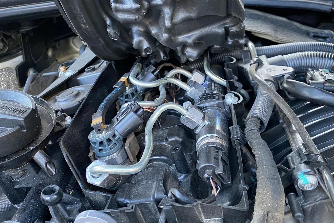 Silnik N47 w używanym BMW 320d (F31) po liftingu korzysta z elektromagnetycznych wtryskiwaczy – tańszych w serwisie niż piezoelektryczne z poprzedników. Tu widoczny jest również wymieniony czujnik ciśnienia paliwa. Silnik N47 w używanym BMW 320d (F31) po liftingu korzysta z elektromagnetycznych wtryskiwaczy – tańszych w serwisie niż piezoelektryczne z poprzedników. Tu widoczny jest również wymieniony czujnik ciśnienia paliwa.