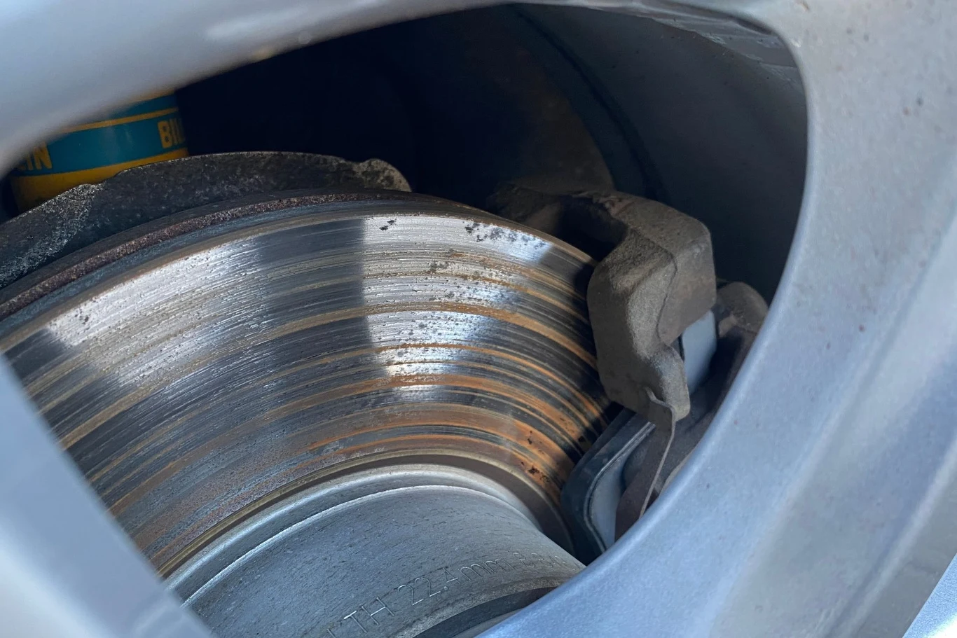 Zużyte tarcze hamulcowe w używanym BMW 320d (F31) to typowy element eksploatacyjny. Właściciel stawia na części oryginalne, twierdząc, że zapewniają najdłuższą żywotność i najlepszą skuteczność. Zużyte tarcze hamulcowe w używanym BMW 320d (F31) to typowy element eksploatacyjny. Właściciel stawia na części oryginalne, twierdząc, że zapewniają najdłuższą żywotność i najlepszą skuteczność.