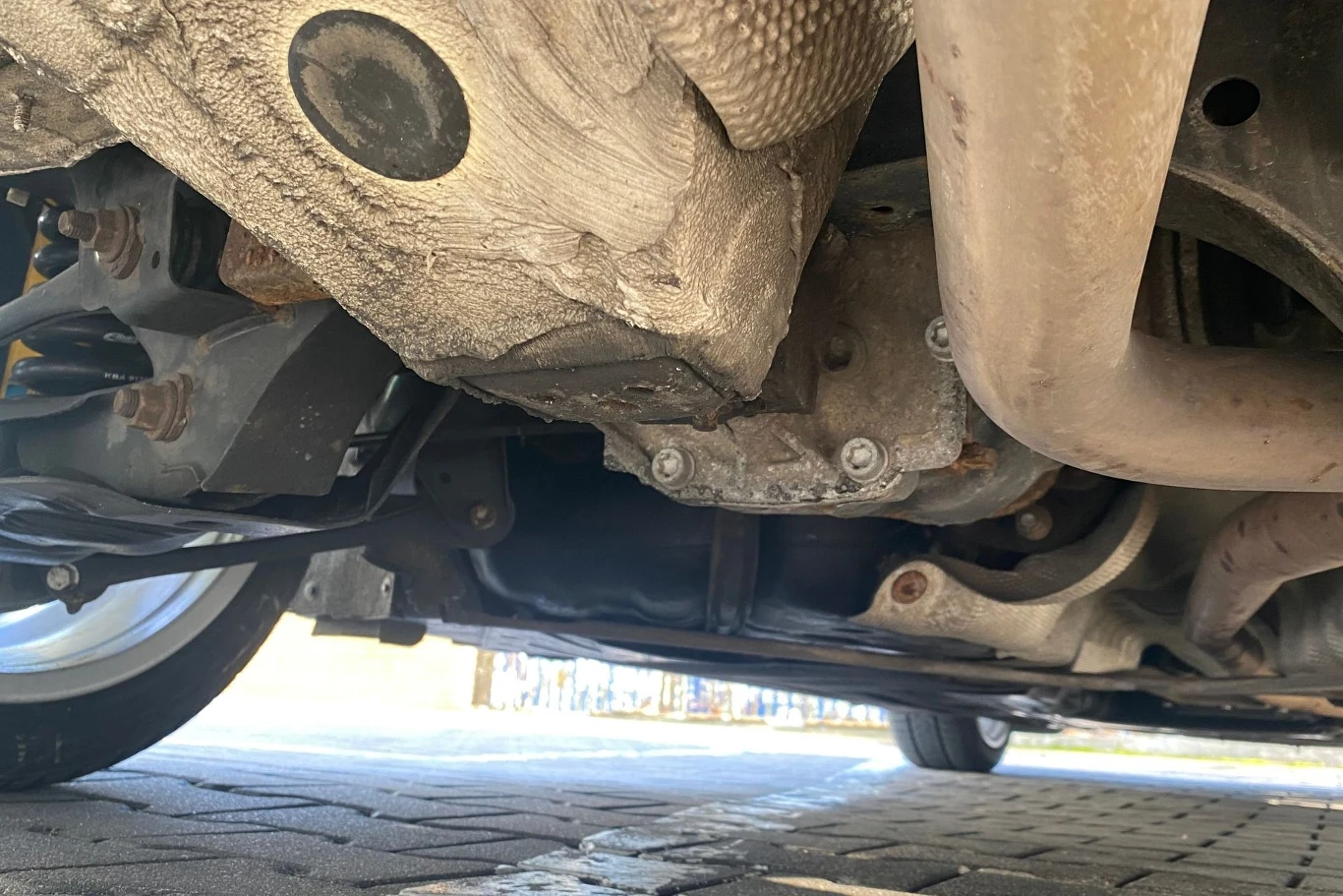 Spód używanego BMW 320d (F31) zdradza obecność napędu na tylną oś oraz modyfikacji zawieszenia. Bilsteiny poprawiają prowadzenie, ale obniżają prześwit – co może utrudniać jazdę po krawężnikach. Spód używanego BMW 320d (F31) zdradza obecność napędu na tylną oś oraz modyfikacji zawieszenia. Bilsteiny poprawiają prowadzenie, ale obniżają prześwit – co może utrudniać jazdę po krawężnikach.