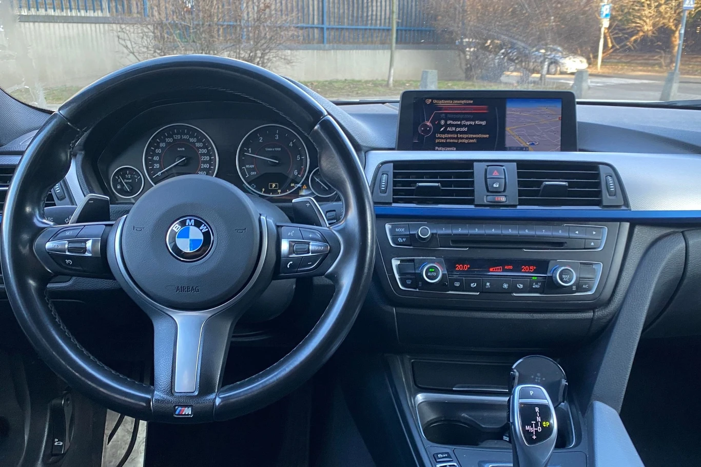 Wnętrze używanego BMW 320d (F31) z pakietem M nadal prezentuje się nowocześnie. Jednostrefowa klimatyzacja, system iDrive i kierownica z łopatkami to elementy, które poprawiają codzienny komfort jazdy. Wnętrze używanego BMW 320d (F31) z pakietem M nadal prezentuje się nowocześnie. Jednostrefowa klimatyzacja, system iDrive i kierownica z łopatkami to elementy, które poprawiają codzienny komfort jazdy.