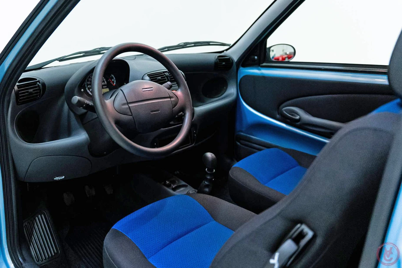 Fiat Seicento ma bardzo spartańskie wnętrze, ale wyposażenie tego egzemplarza jest całkiem bogate