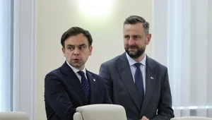 Wicepremier, minister obrony narodowej Władysław Kosiniak-Kamysz (P) i minister finansów Andrzej Domański (L) przed posiedzeniem rządu 1 bm. 