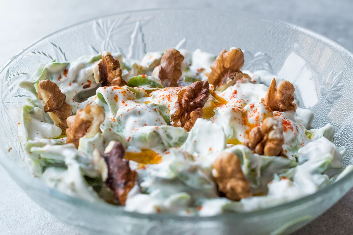 Mast-o Khiar to perska sałatka z ogórka zielonego i orzechów włoskich, która zachwyca prostotą przygotowania. Mast-o Khiar to perska sałatka z ogórka zielonego i orzechów włoskich, która zachwyca prostotą przygotowania.