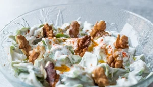 Mast-o Khiar to perska sałatka z ogórka zielonego i orzechów włoskich, która zachwyca prostotą przygotowania.