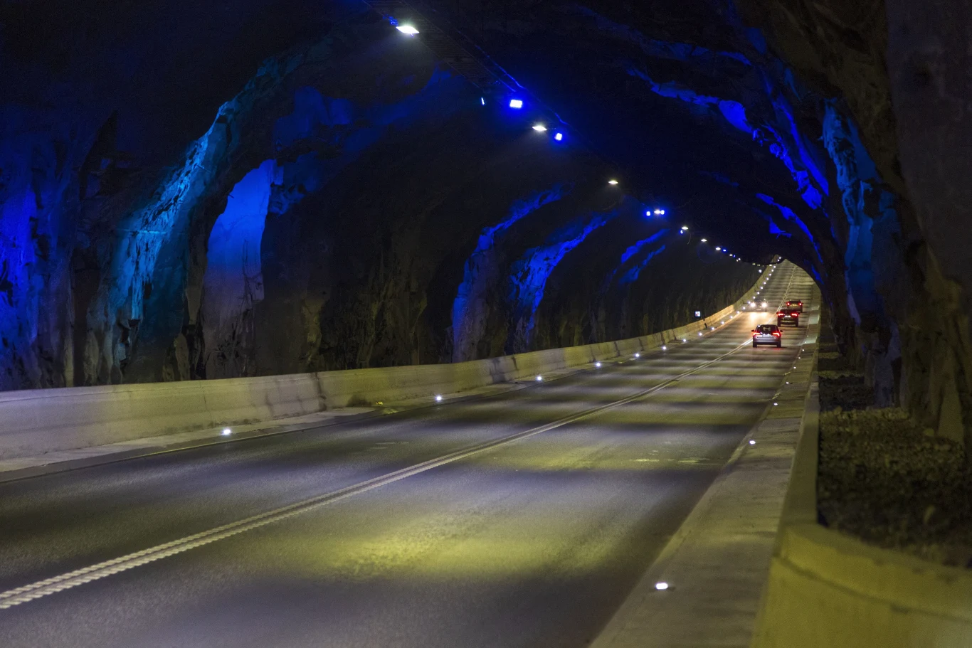 Podwodny tunel Eysturoyartunnel o długości ponad 11 km.
