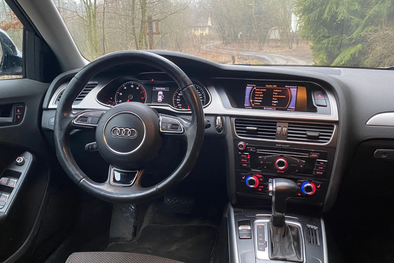 Deska rozdzielcza nie wydaje żadnych nieprzyjemnych dźwięków i ma genialnie prostą obsługę