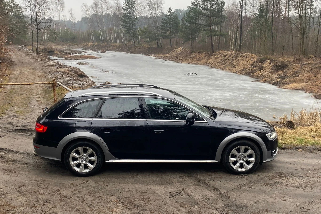 Właściciel używa codziennie samochodu w trudnym leśnym terenie. Mimo to radzi sobie nieźle, a zawieszenie wytrzymuje niedogodności.
