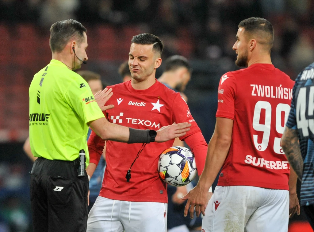 Angel Rodado i Łukasz Zwoliński (oboje Wisła Kraków) dyskutują z arbitrem Angel Rodado i Łukasz Zwoliński (oboje Wisła Kraków) dyskutują z arbitrem