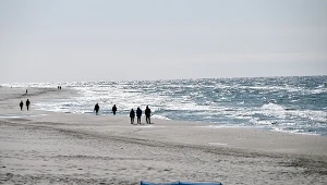 Taniej i mniej tłoczno, niż w Kołobrzegu. Tu znajdziesz nocleg nad morzem last minute 