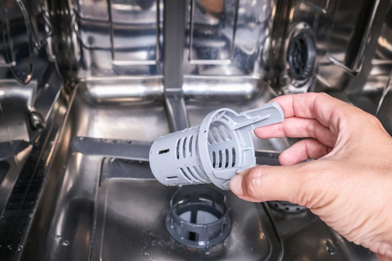 Czyszczenie filtra w zmywarce.