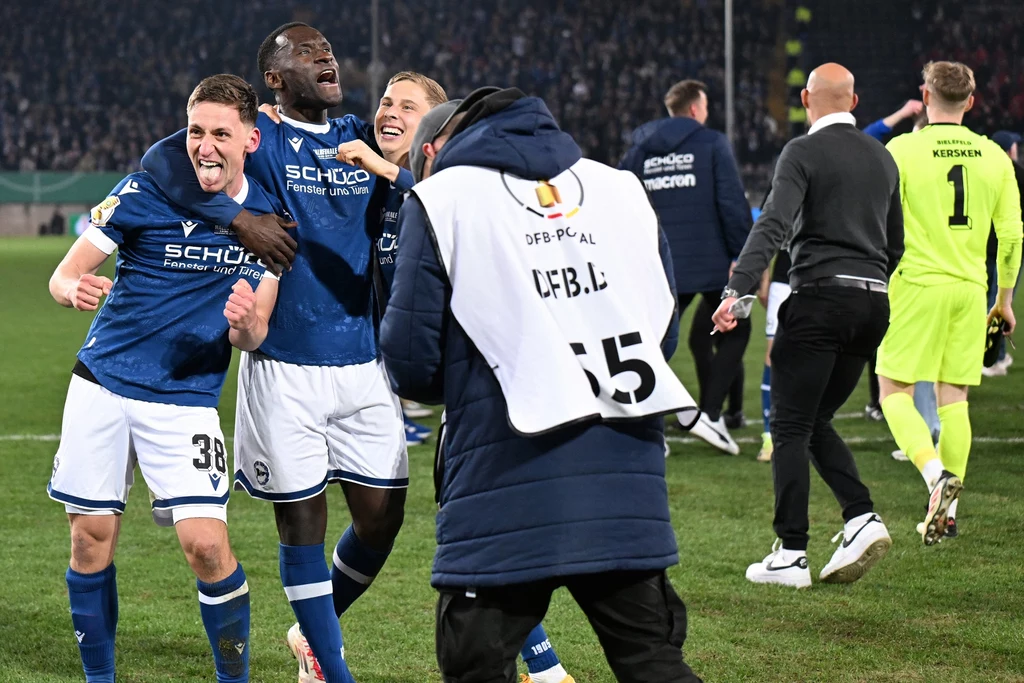 Zawodnicy Arminii Bielefeld świętujący awans Zawodnicy Arminii Bielefeld świętujący awans