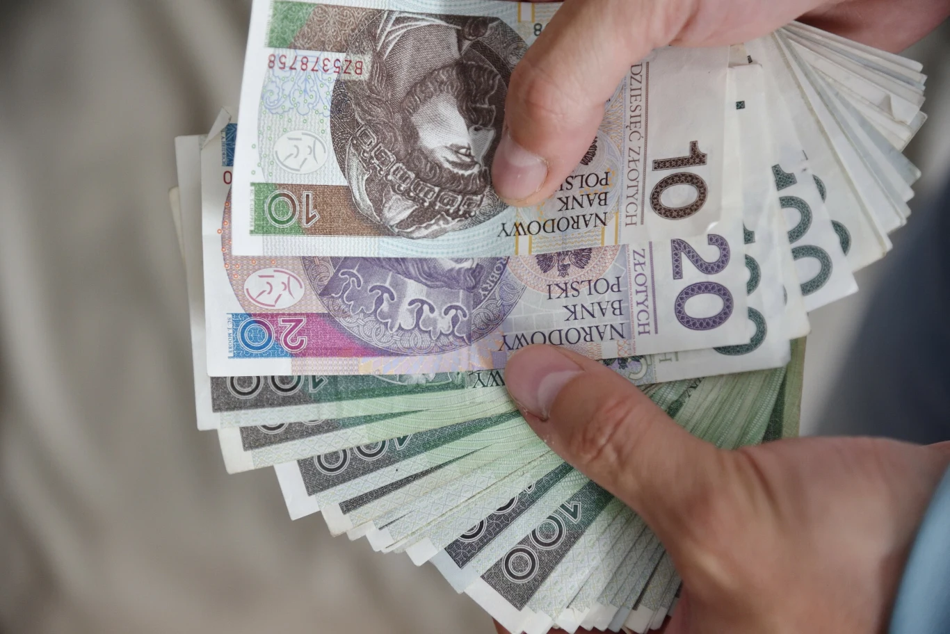 Prawie 1 tys. zł dodatku do pensji w lutym. Kto może liczyć na taką premię? Prawie 1 tys. zł dodatku do pensji w lutym. Kto może liczyć na taką premię?