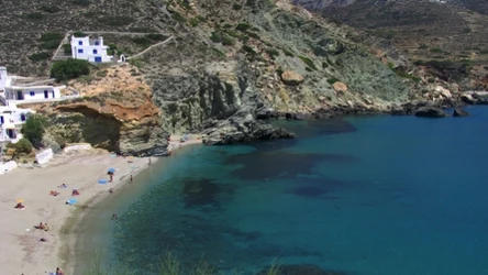 Agkali beach to jedna z najpiękniejszych plaż na Folegandros. Jest tam tak pięknie, że w sekundę zapomnisz o codziennych troskach