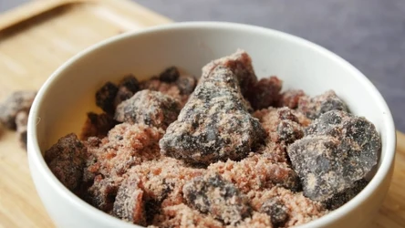 Czarna sól (Kala Namak) to niezbyt popularna przyprawa w Polsce