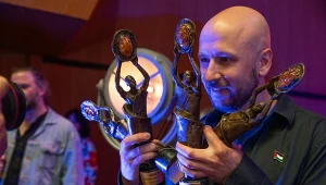 Grzegorz Dębowski, autor filmu "Tyle co nic", z Wielkim Jantarem (2024), fot. Młodzi i Film