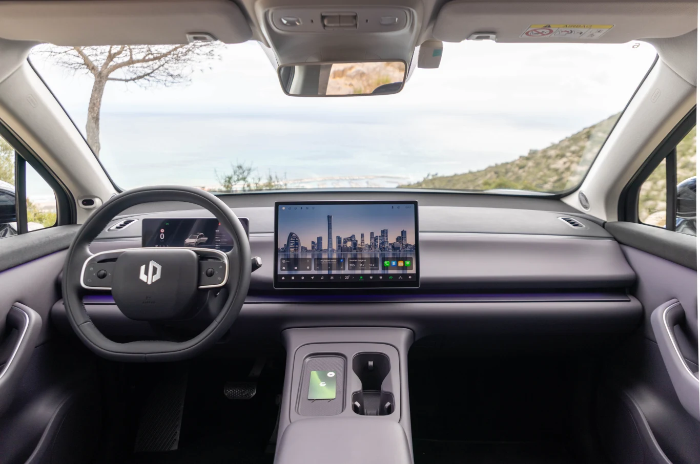 Wnętrze modelu Leapmotor C10 REEV. Niestety brakuje funkcji Android Auto i Apple CarPlay.