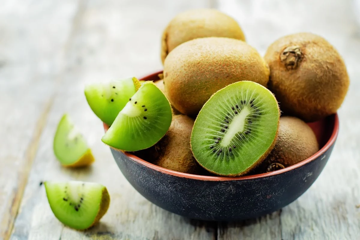 Kiwi kryje w sobie mnóstwo korzystnych składników