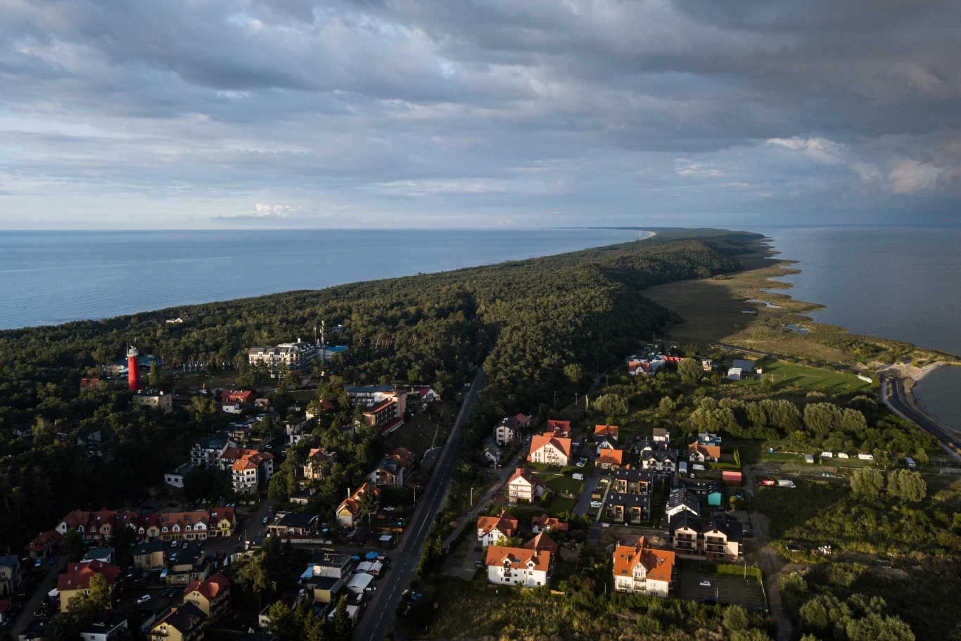 Na Mierzei Wiślanej, między Krynicą Morską a Piaskami, znajduje się ciekawy punkt widokowy. Najwyższe takie miejsce w Europie! Na Mierzei Wiślanej, między Krynicą Morską a Piaskami, znajduje się ciekawy punkt widokowy. Najwyższe takie miejsce w Europie!