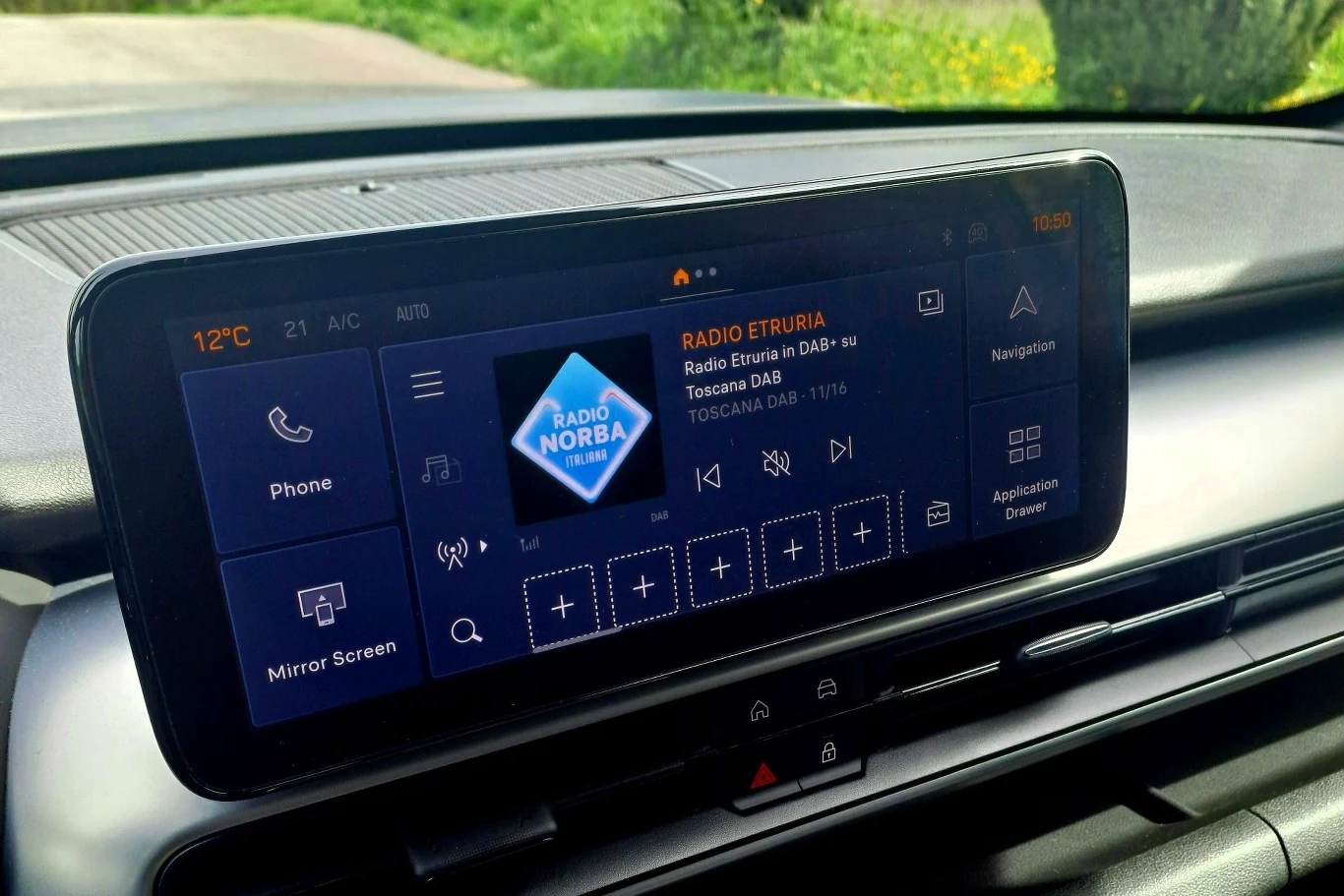 W odróżnieniu od pozostałych wariantów napędowych Jeepa Avengera w wariancie 4xe już w standardzie znajdziemy wyświetlacz o przekątnej 10,25 cala, a nie 7 cali.