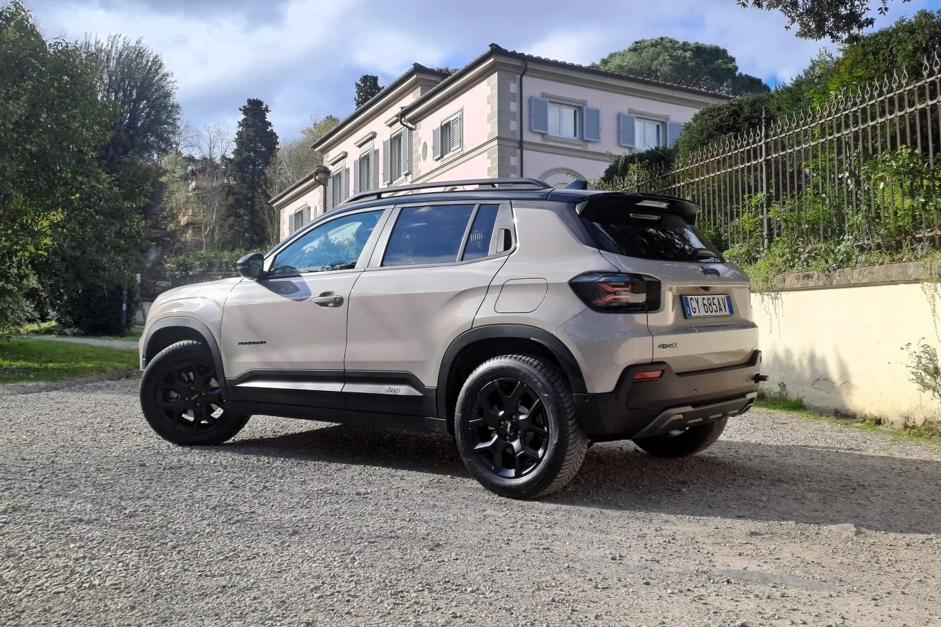 Prześwit Jeepa Avengera 4xe wzrósł do 21 cm. Głębokość brodzenia wynosi natomiast 40 cm. 