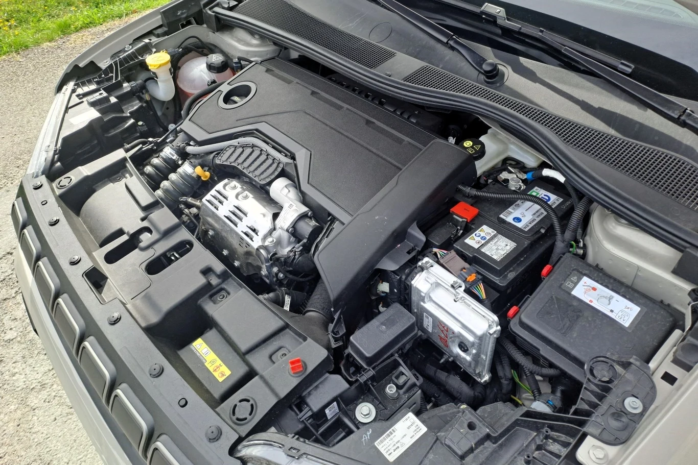 Sercem układu Jeepa Avengera 4xe jest trzycylindrowy silnik benzynowy 1,2 generujący 136 KM. Moc systemowa całego układu wynosi 145 KM.