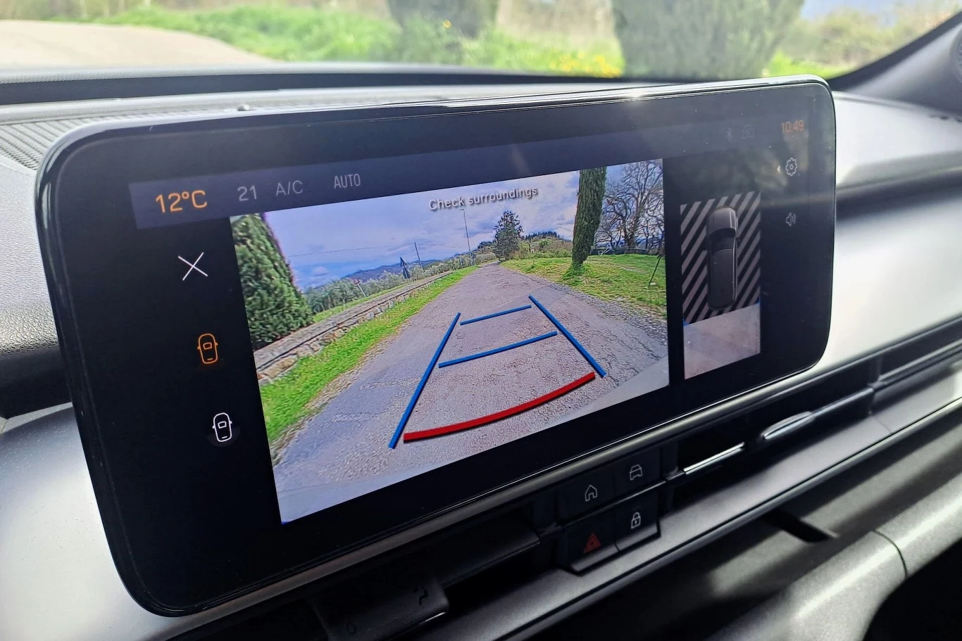 Jak na auto tej klasy trudno narzekać na jakość kamery cofania.