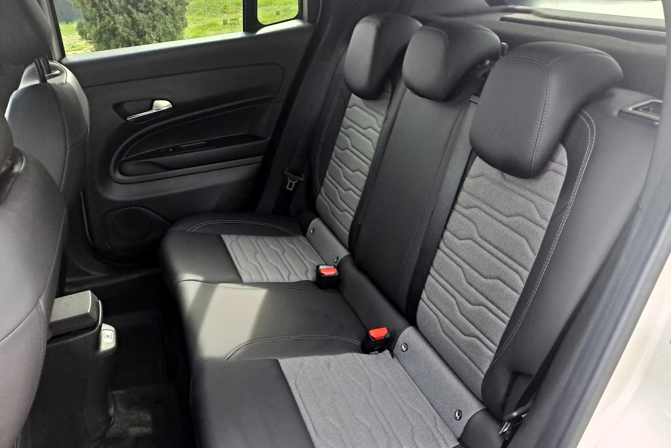 W standardzie Jeep Avenger 4xe wyposażony jest w tapicerkę siedzeń wykonaną z wodoodpornego materiału.