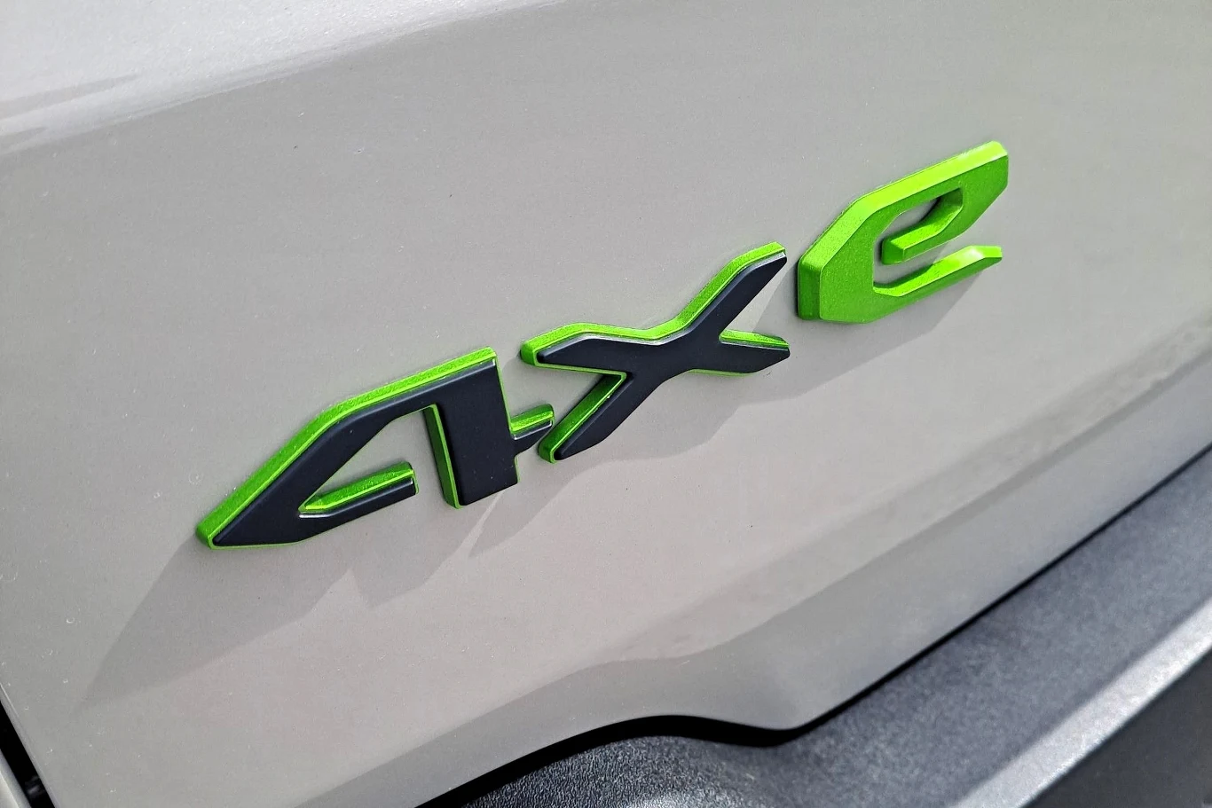 Zarówno na zewnątrz, jak i wewnątrz nie brakuje różnego rodzaju emblematów w charakterystycznym zielonym kolorze.