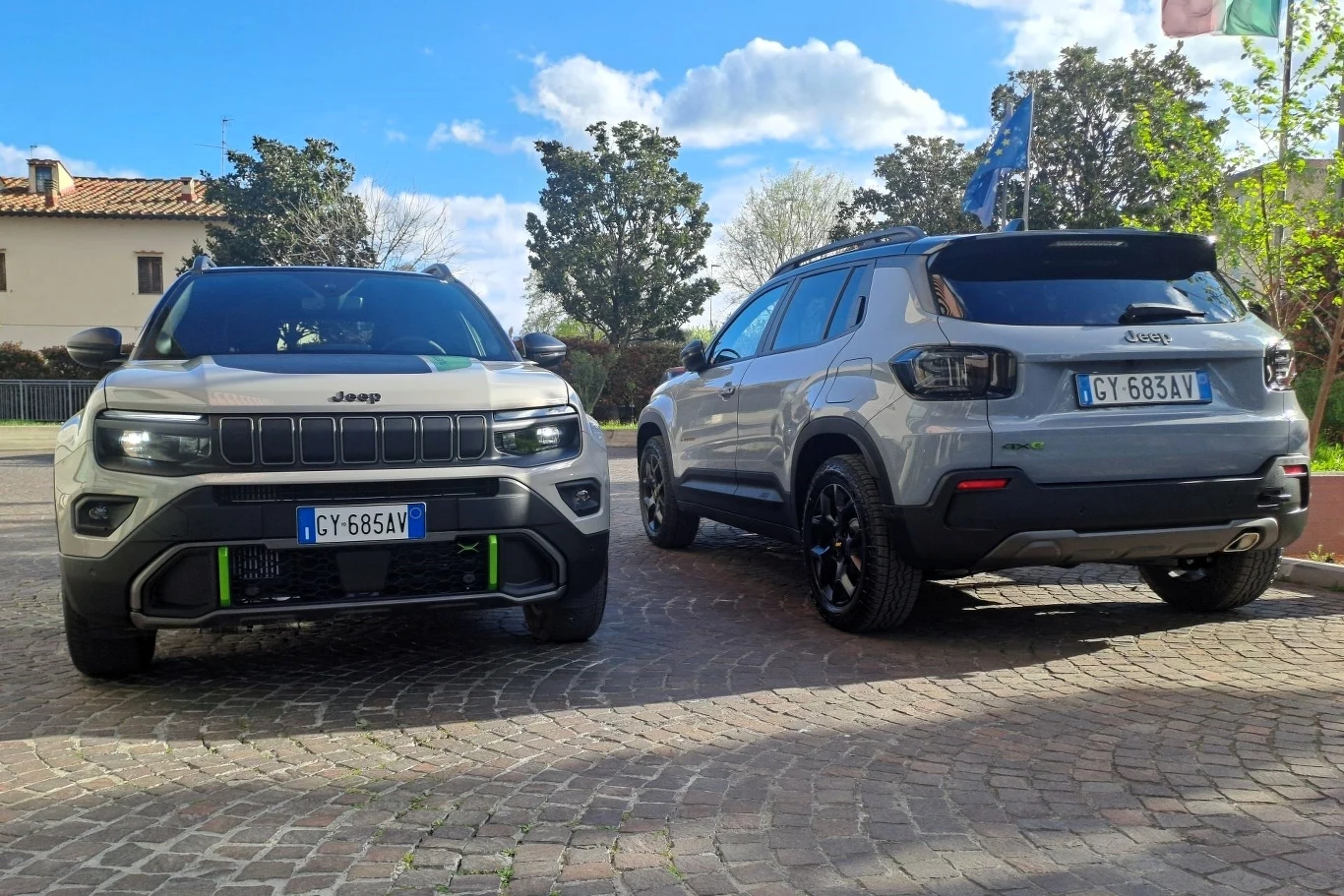 Jeep Avenger 4xe jest dostępny w trzech wariantach wyposażenia - Upland, Overland i The North Face.