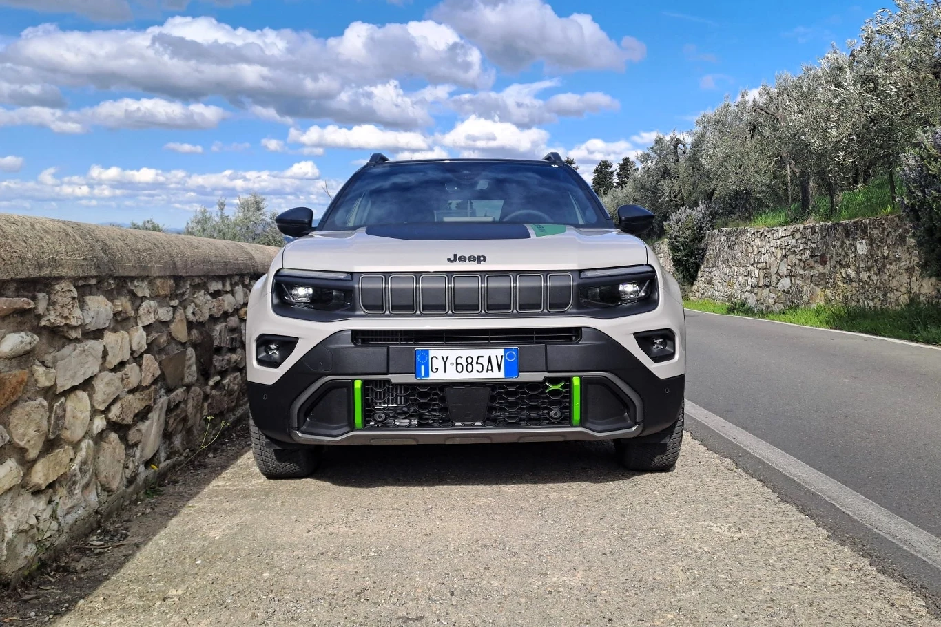 Jeep Avenger przy prędkości do 30km/h może przejechać do 1 km. 