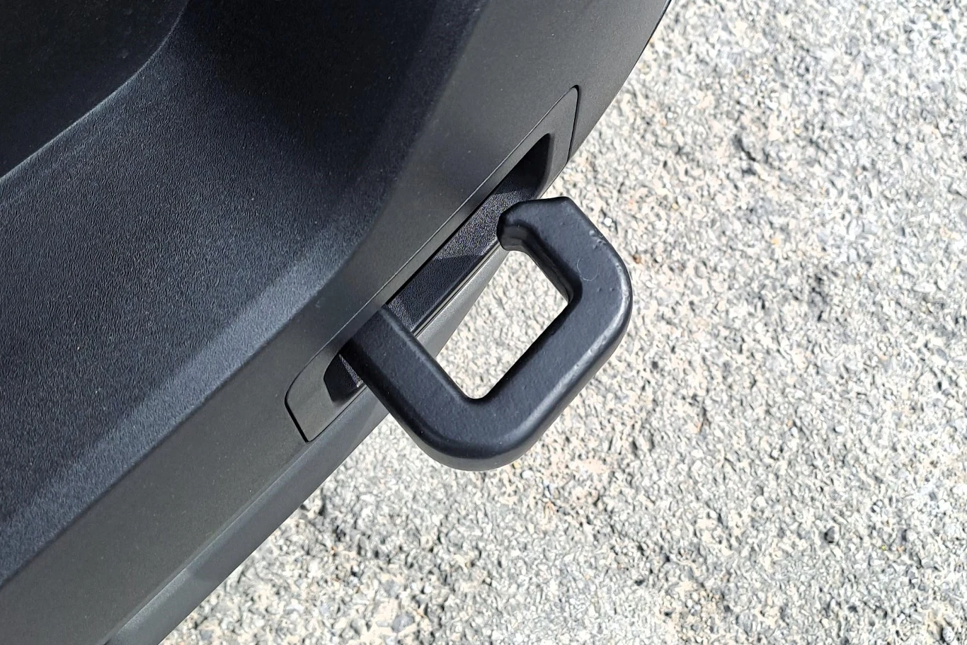 Jeep Avenger 4xe wyróżnia się względem "zwykłego" Avengera m.in. obecnością haka holowniczego z tyłu.