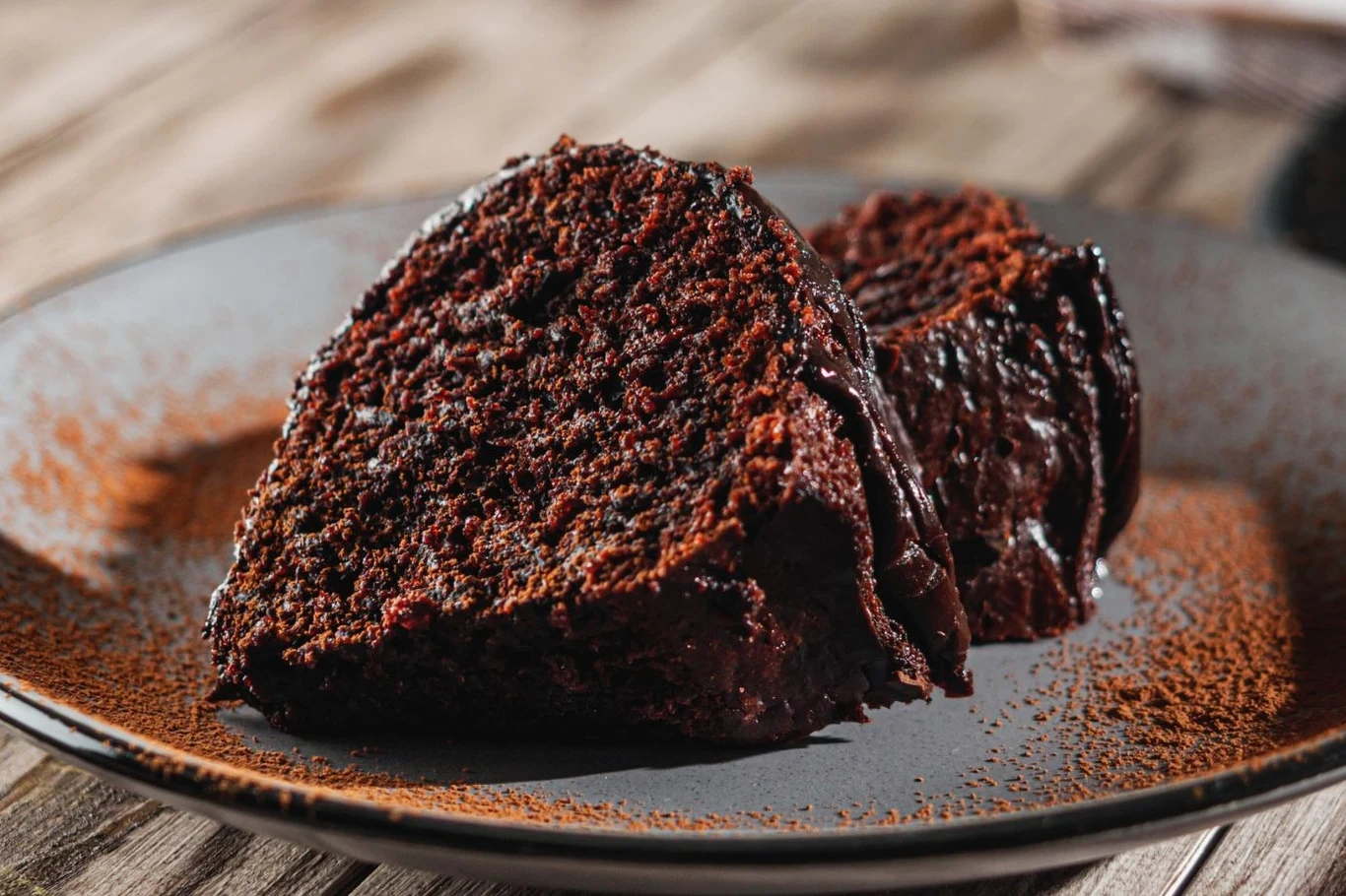 Wilgotna babka czekoladowa pozostaje świeża na długo Wilgotna babka czekoladowa pozostaje świeża na długo