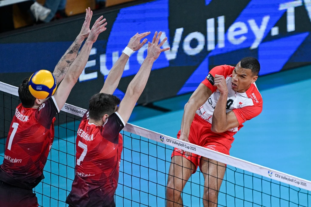 Stephen Boyer atakuje w meczu Asseco Resovia - Ziraat Bankasi Ankara