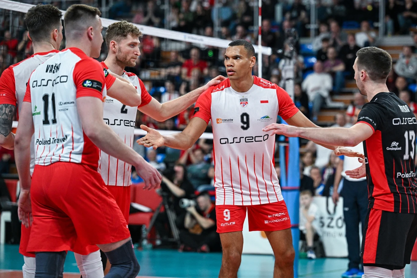 Siatkarze Asseco Resovii w trakcie finału Pucharu CEV. Trzeci z lewej Dawid Woch