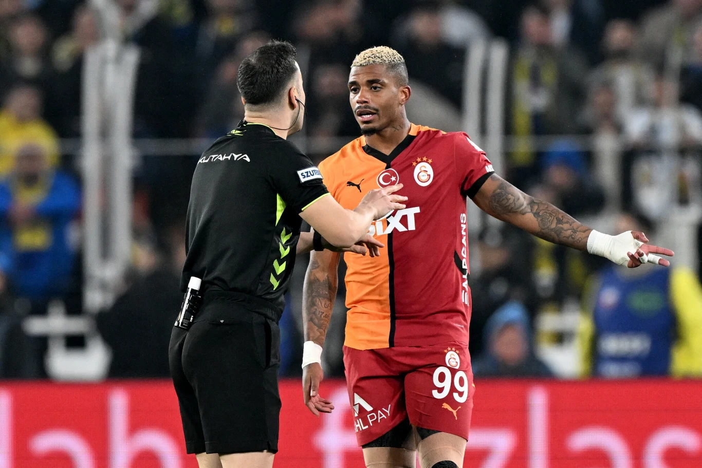 Scena z meczu Galatasaray - Fenerbahce Scena z meczu Galatasaray - Fenerbahce