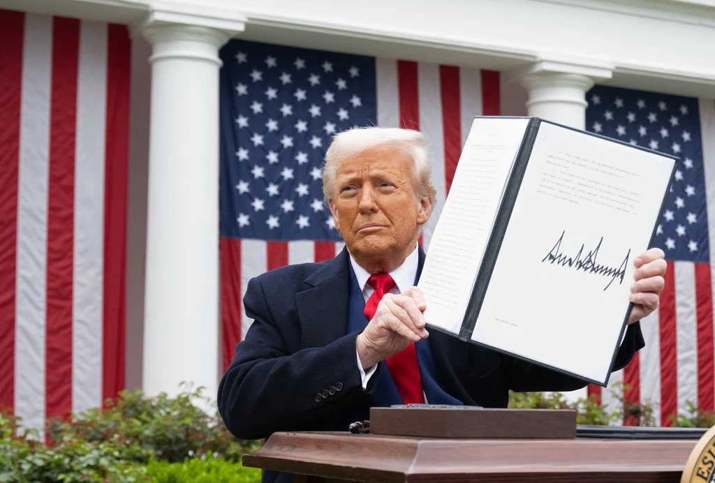 Donald Trump nałożył 10 proc.cła dla importowanych towarów z całego świata oraz dodatkowe "cła wzajemne" dla większości państw