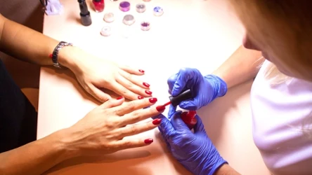 Modny manicure na wiosnę 2025? Dubajskie paznokcie podbiją twoje serce