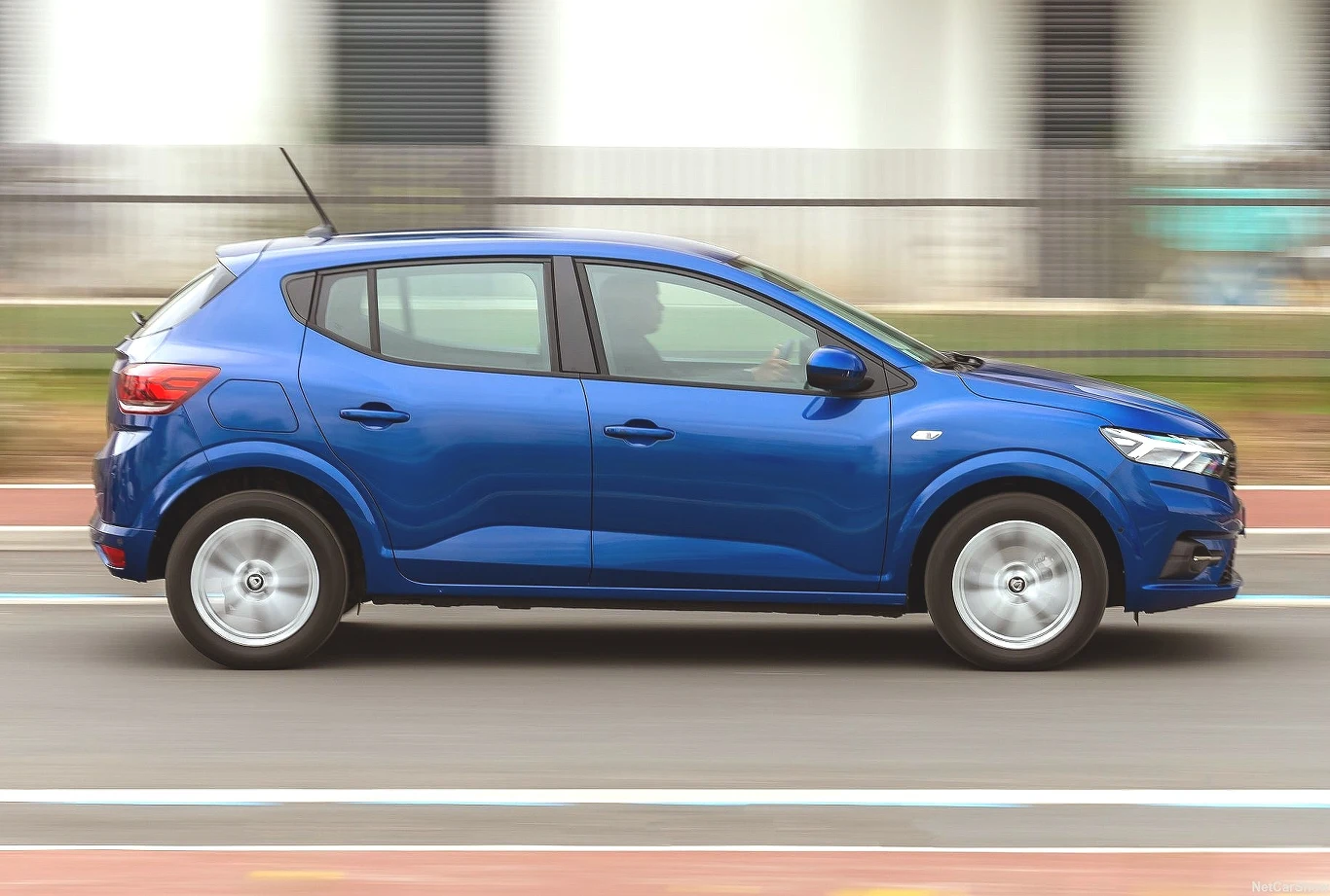 Dacia Sandero wciąż cieszy się ogromnym powodzeniem w Europie. Statystyki rejestracji zaburzają kary za emisję CO? Dacia Sandero to absolutny hit sprzedaży w Europie. Aż 51 proc. nowych egzemplarzy zarejestrowanych w lutym miało na pokładzie fabryczną instalację gazową