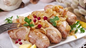 Najczęstszy błąd przy gotowaniu białej kiełbasy. Wychodzi sucha i bez smaku