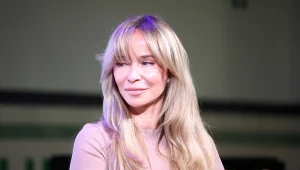 Ma 57 lat, a wygląda na 15 mniej. Zdradza, że to zasługa taniej maści z apteki 