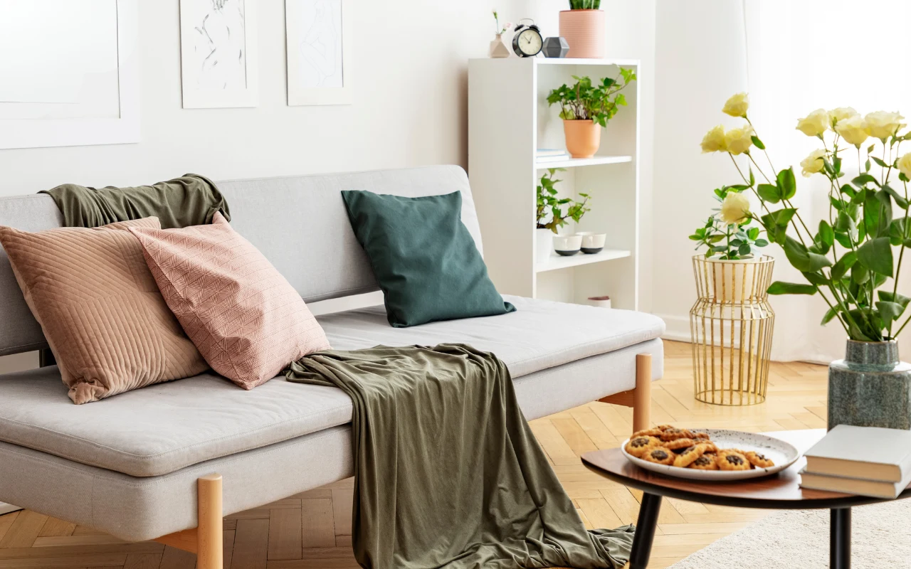 Beżowe wnętrze warto przełamać kolorowymi dodatkami