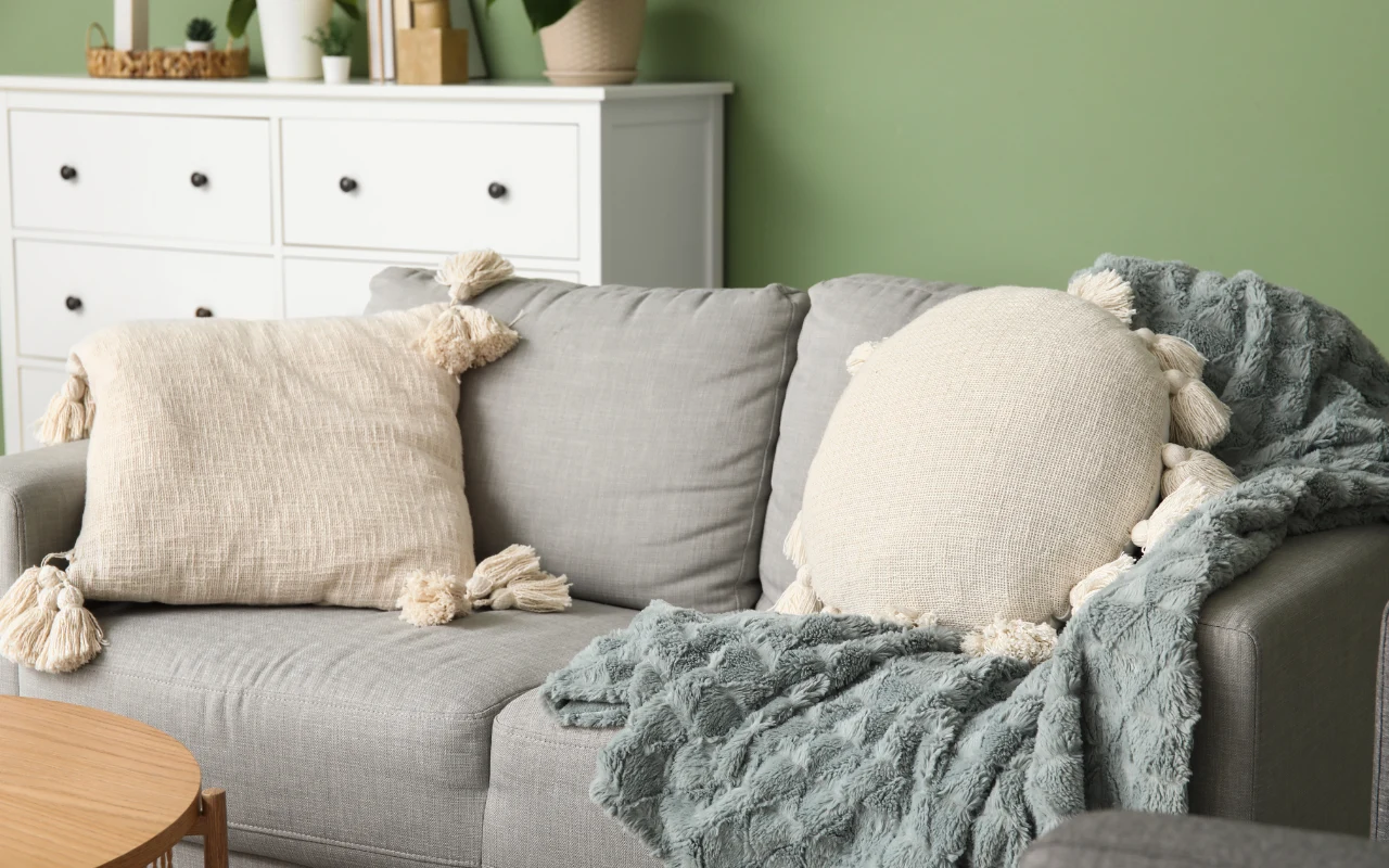 Gruby koc lub pled i miękkie poduszki odmienią wnętrze na wiosnę