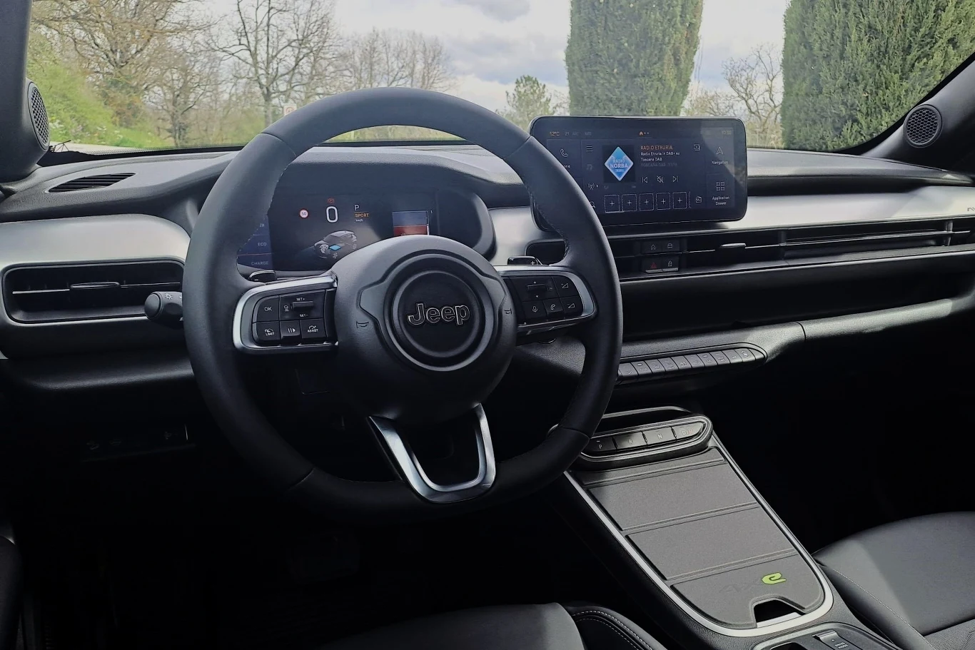 Wnętrze Jeepa Avengera 4xe w gruncie rzeczy jest bardzo podobne do tego, które znamy ze "zwykłego" Avengera. Nie brakuje jednak charakterystycznych detali.