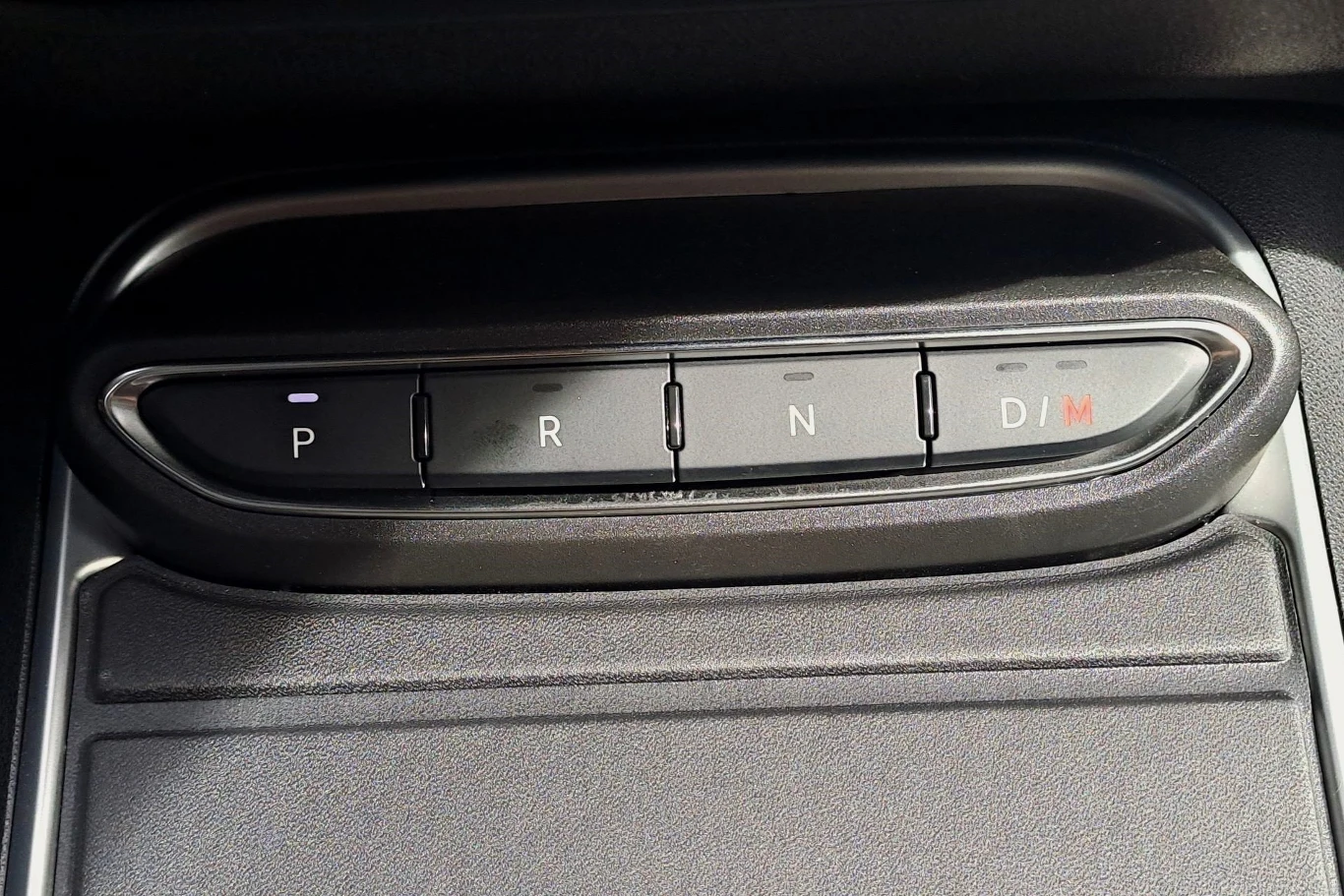 Podobnie jak w miękkiej hybrydzie i odmianie elektrycznej biegi obsługujemy za pomocą panelu przycisków.